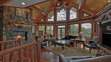 Smart TV, lareira, livros, impressoras