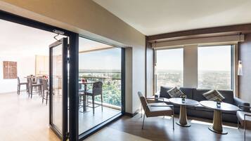 2 bars/lounges, tapas bar, sports bar