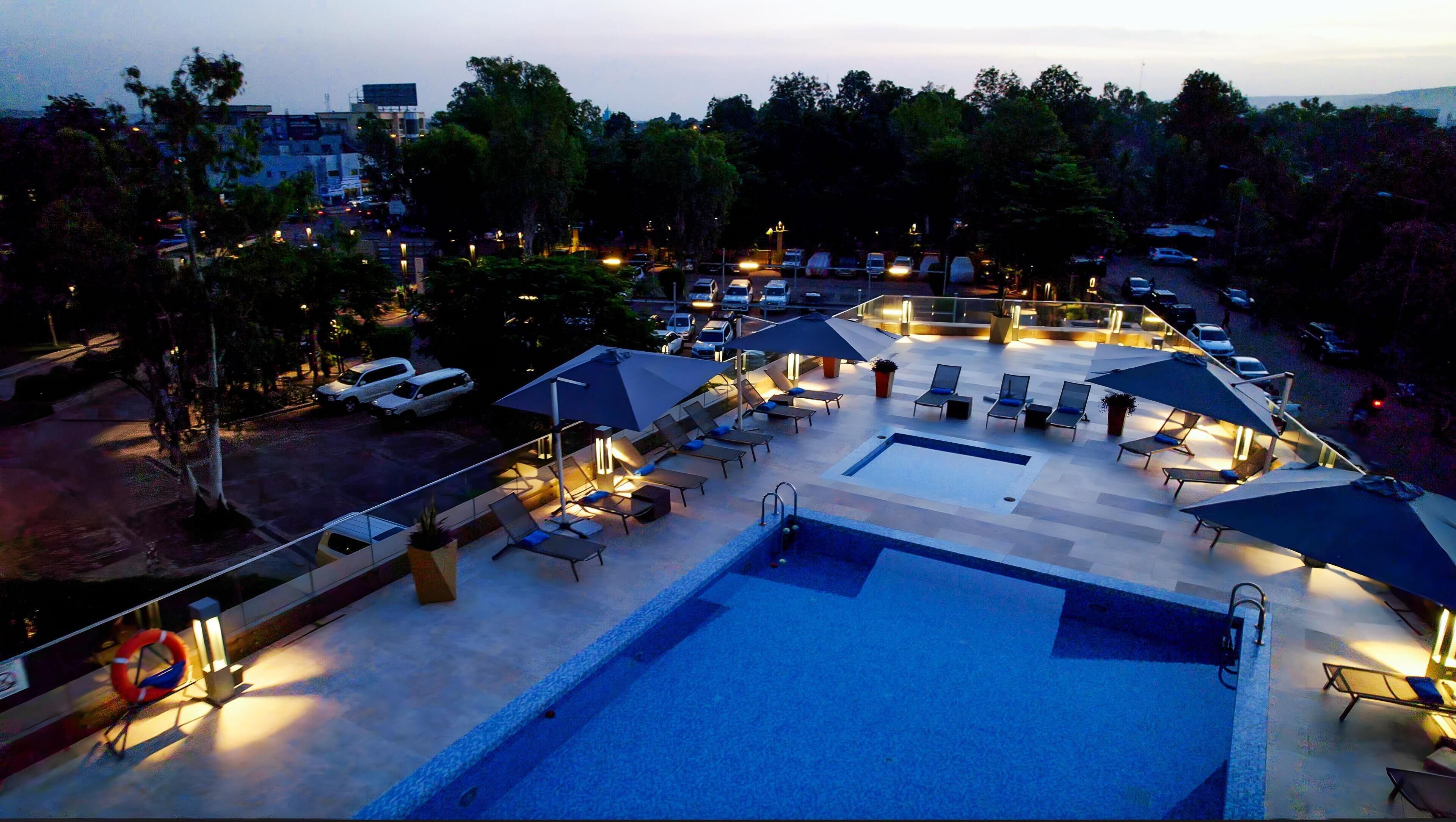 สระว่ายน้ำกลางแจ้ง, เก้าอี้อาบแดดริมสระ