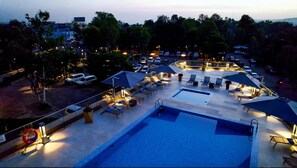 Outdoor pool, pool loungers - Radisson Collection Hotel Bamako (Bamako)