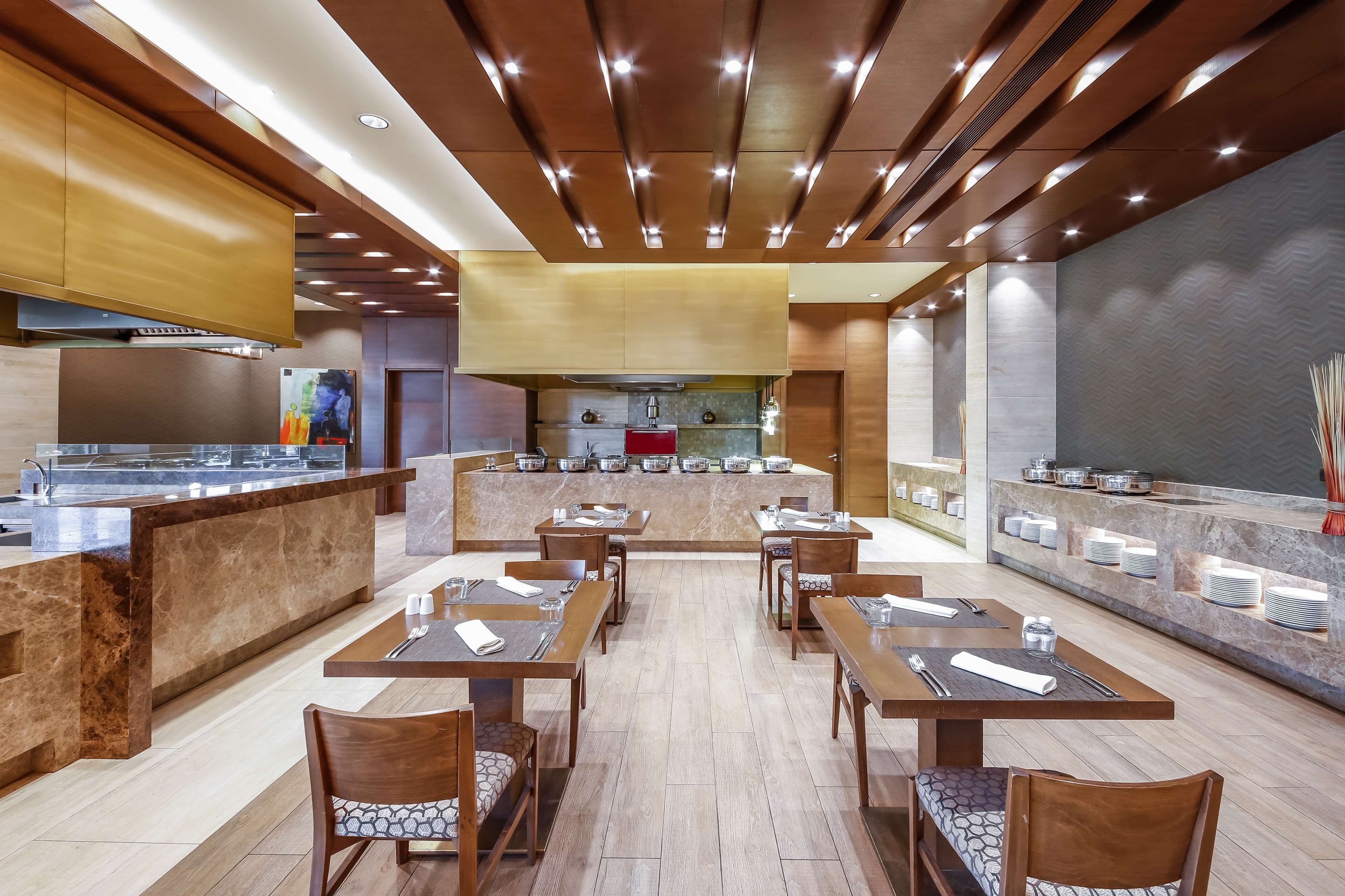 อาหารเช้าชุดใหญ่สไตล์อังกฤษทุกวัน (USD 28 ต่อคน)