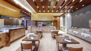 Päivittäinen täysi aamiainen (28 USD per henkilö)