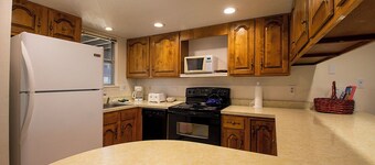 Downtown 2 bedroom, private deck, comfortable rental