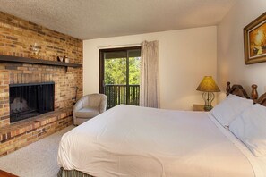 2 bedrooms, travel cot, WiFi, bed sheets - Downtown 2 bedroom, private deck, comfortable rental (Winter Park)