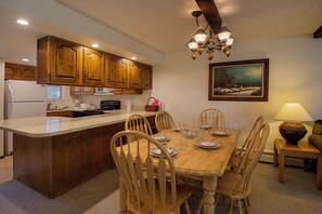 Dining - Downtown 2 bedroom, private deck, comfortable rental (Winter Park)