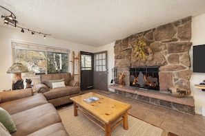 Een televisie en een open haard