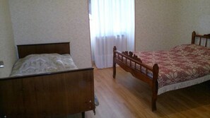 Ropa de cama de alta calidad, escritorio y sistema de insonorización 