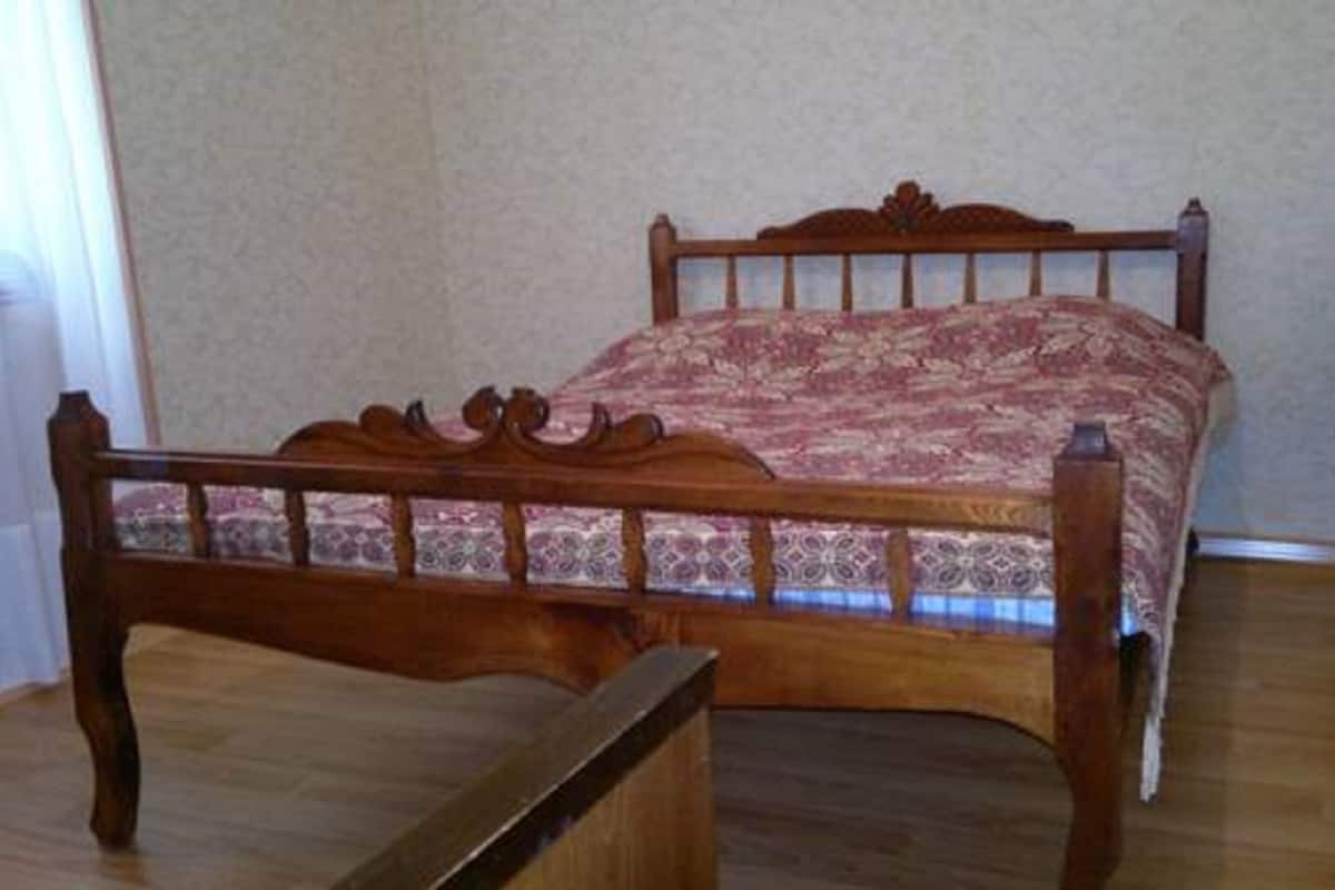 Phòng đôi, tầng trệt (with Extra bed) | Bộ đồ giường cao cấp, bàn, phòng cách âm