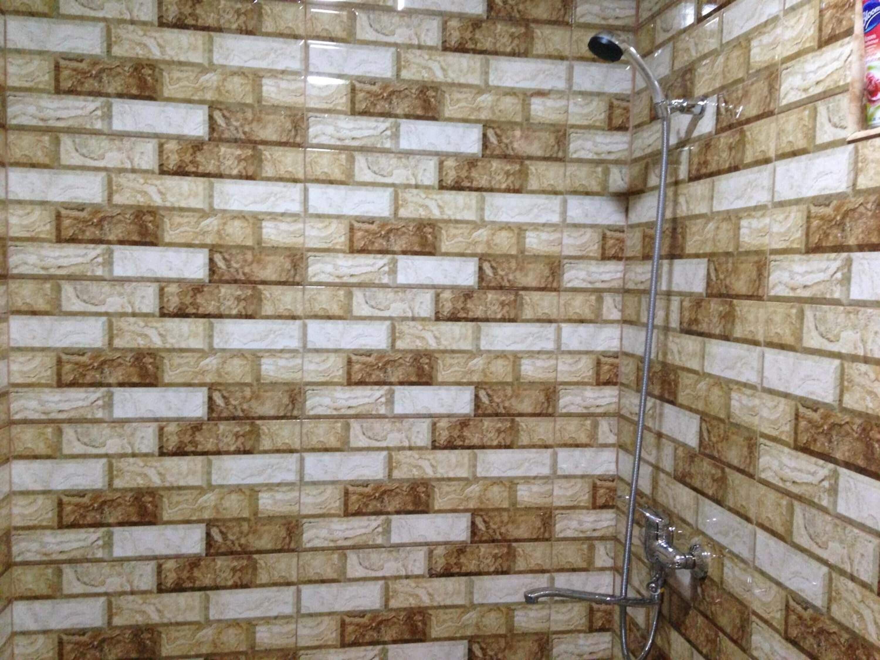Douche, articles de toilette gratuits, sèche-cheveux