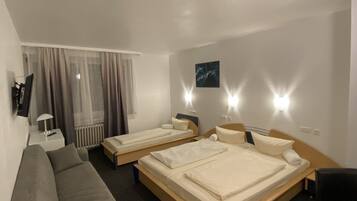 Basic-Dreibettzimmer | Schreibtisch, kostenloses WLAN, Bettwäsche