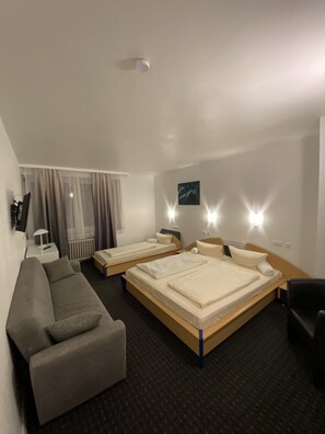 基础三人房 | 办公桌、免费 WiFi、床单