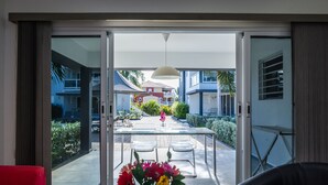 Ein modernes Interieur mit einer Schiebeglastür, die auf eine Außenpatio führt.