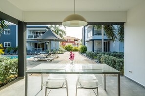 Comfort-lejlighed - 2 soveværelser - terrasse - udsigt til pool | Terrasse/gårdhave