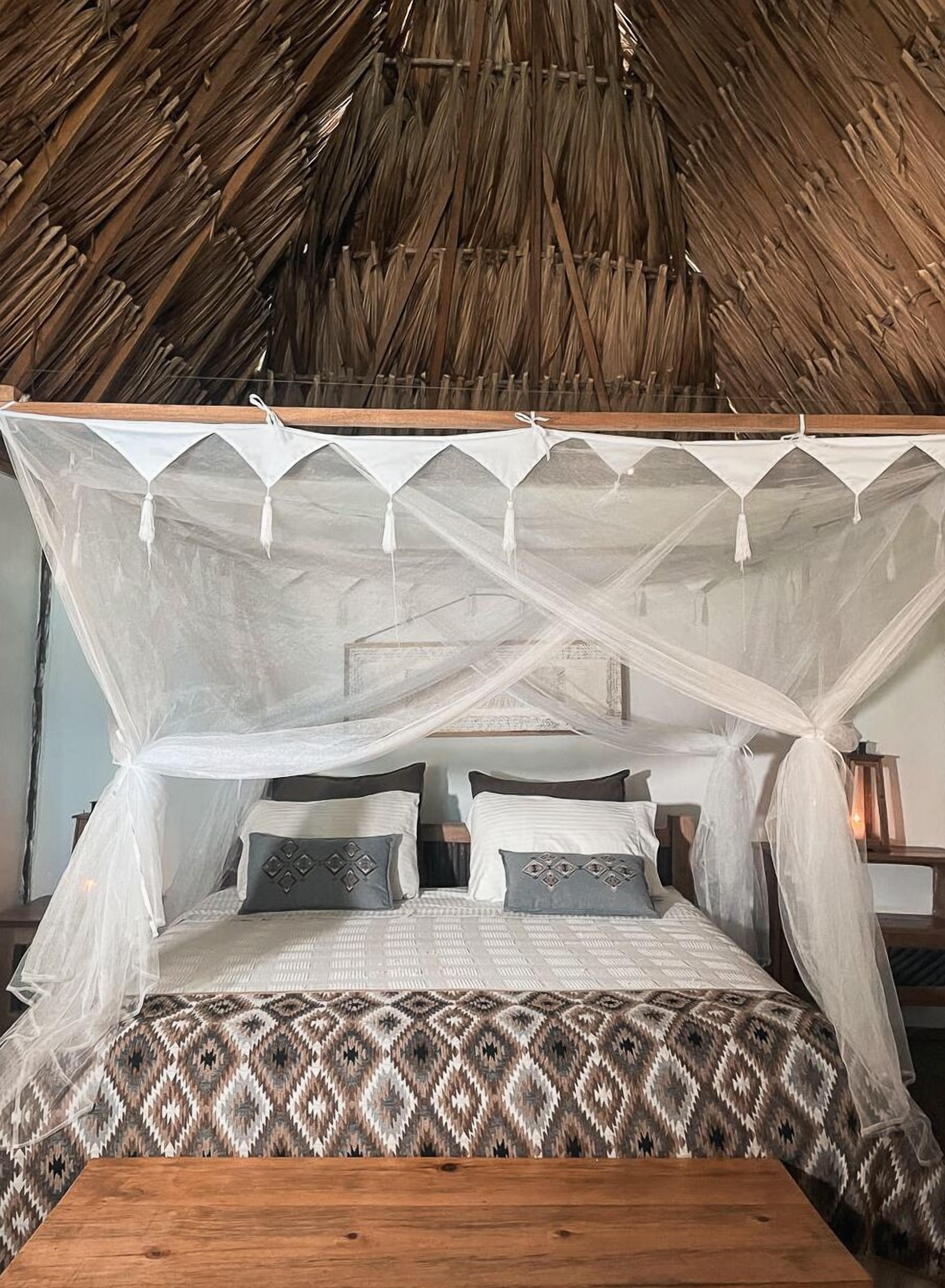 Cobrellits, caixa forta a l'habitació, escriptori i roba de llit 