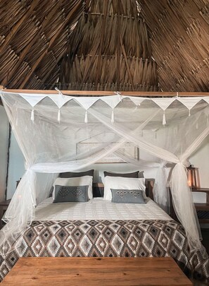 Down comforters, in-room safe, desk, bed sheets - Reserva Natural El Matuy (Dibulla)