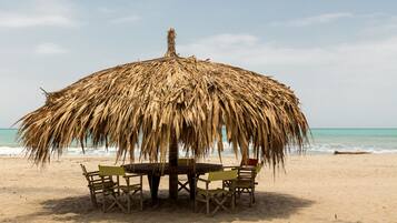 位於海灘上、白沙、免費海灘小屋、遮陽傘