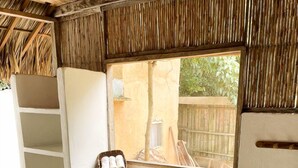 Un baño pequeño con ventana, un lavabo y repisa.