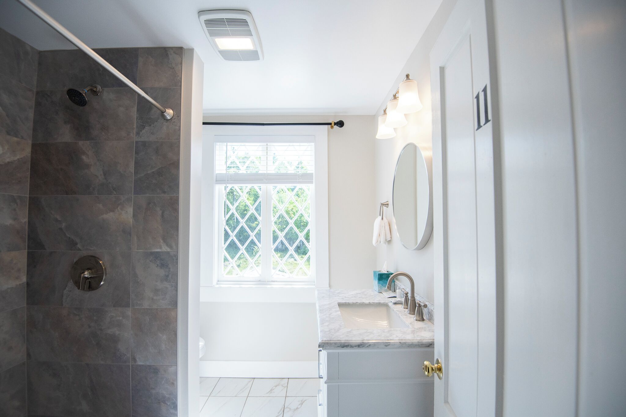 Un baño moderno con ducha, lavabo y tocador.