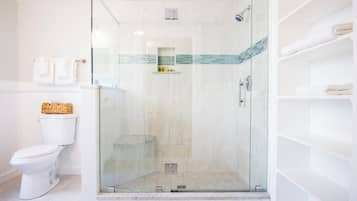 Deluxe-Zimmer, 1 King-Bett | Badezimmer | Dusche, kostenlose Toilettenartikel, Haartrockner, Handtücher