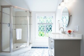 Deluxe King, Room 14 | Bathroom | Shower, free toiletries, hair dryer, towels - Cleftstone Inn (Bar Harbor)