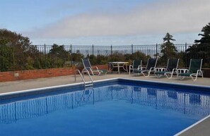 Pool - Cleftstone Inn (Bar Harbor)