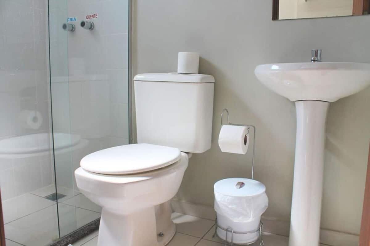 shower, free toiletries, hair dryer