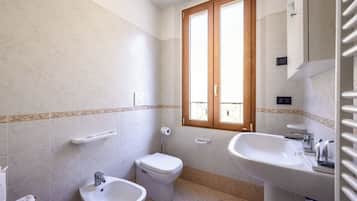 Appartement, 1 chambre | Salle de bain | Douche, articles de toilette gratuits, sèche-cheveux, chaussons