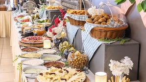 Una mesa de buffet con diferentes alimentos y salsas.