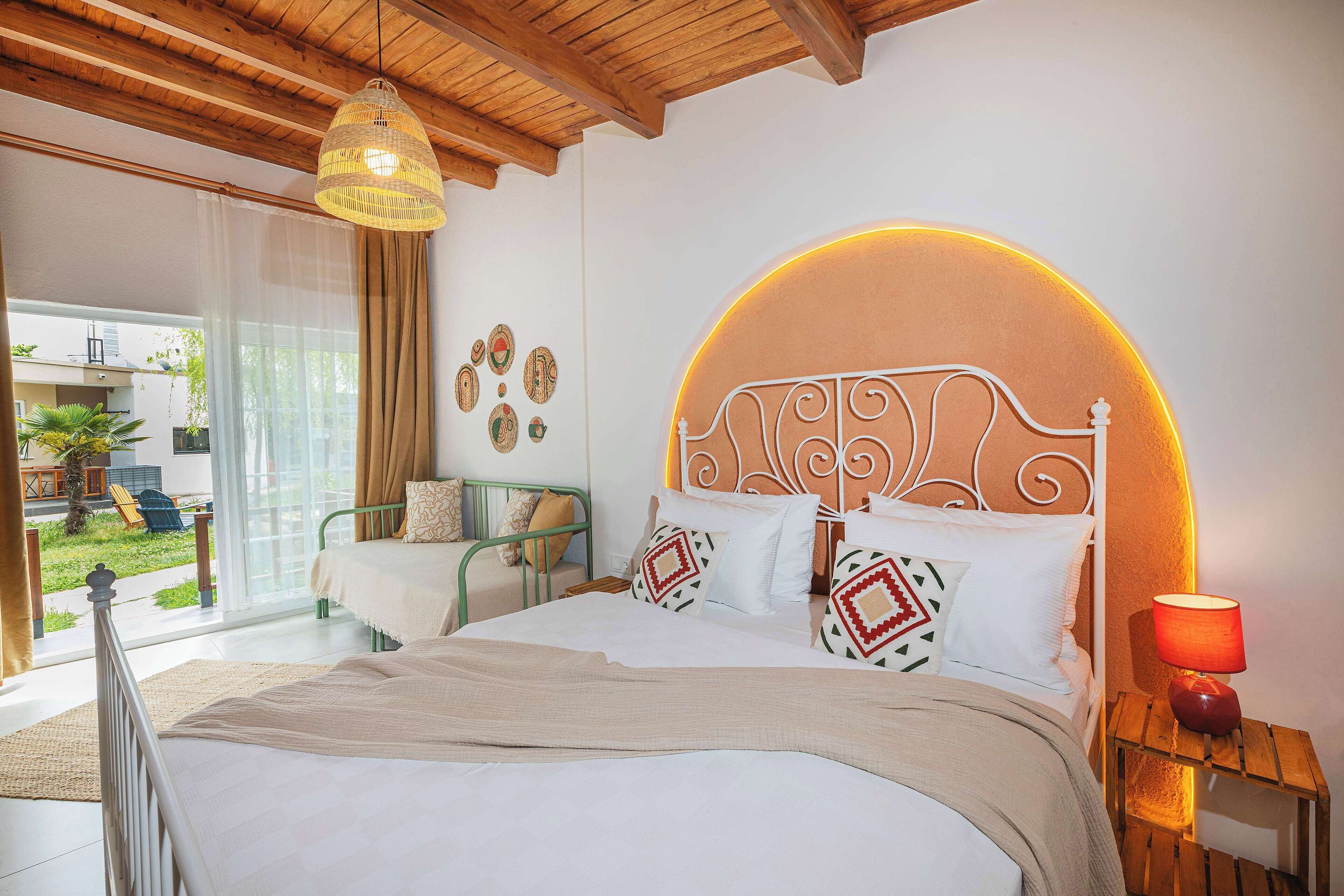 Kiraz Bahce, Uc Kisilik Oda (20m2) | Sengetøy av topp kvalitet, blendingsgardiner og lydisolert