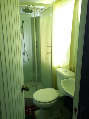 Habitación cuádruple, baño privado | Baño | Secador de pelo