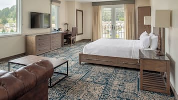 Phòng Suite, 1 giường cỡ king | Bàn, màn/rèm cản sáng, bàn ủi/dụng cụ ủi quần áo