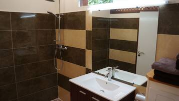 Family Room | Bathroom