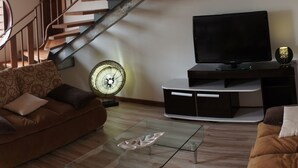 Dúplex, cocina básica, entresuelo | Sala de estar