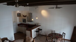 Dúplex, cocina básica, entresuelo | Sala de estar