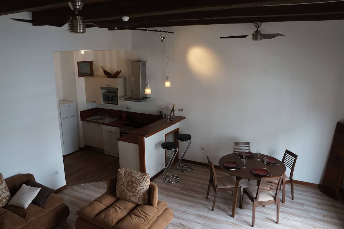Duplex, Kitchenette, Mezzanine | Living room