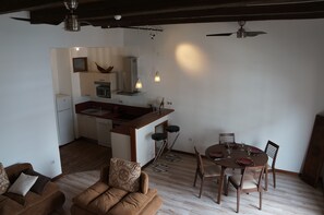 Dúplex, cocineta, mezzanine | Sala de estar | Televisión de pantalla plana