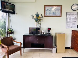 Reception - The Shades Motel (Baton Rouge)
