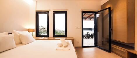 Panoramic Suite, Executive Level | Egyptian cotton sheets, premium bedding, down comforters