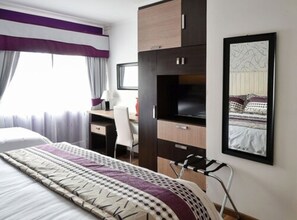 Classic-Dreibettzimmer | Hochwertige Bettwaren, Minibar, Zimmersafe, Schreibtisch