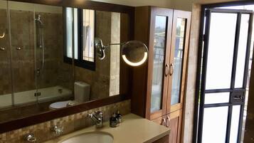 Family Villa, 5 Bedrooms, Private Pool, Garden Area | Bathroom | Jetted bath, free toiletries, hair dryer, bidet