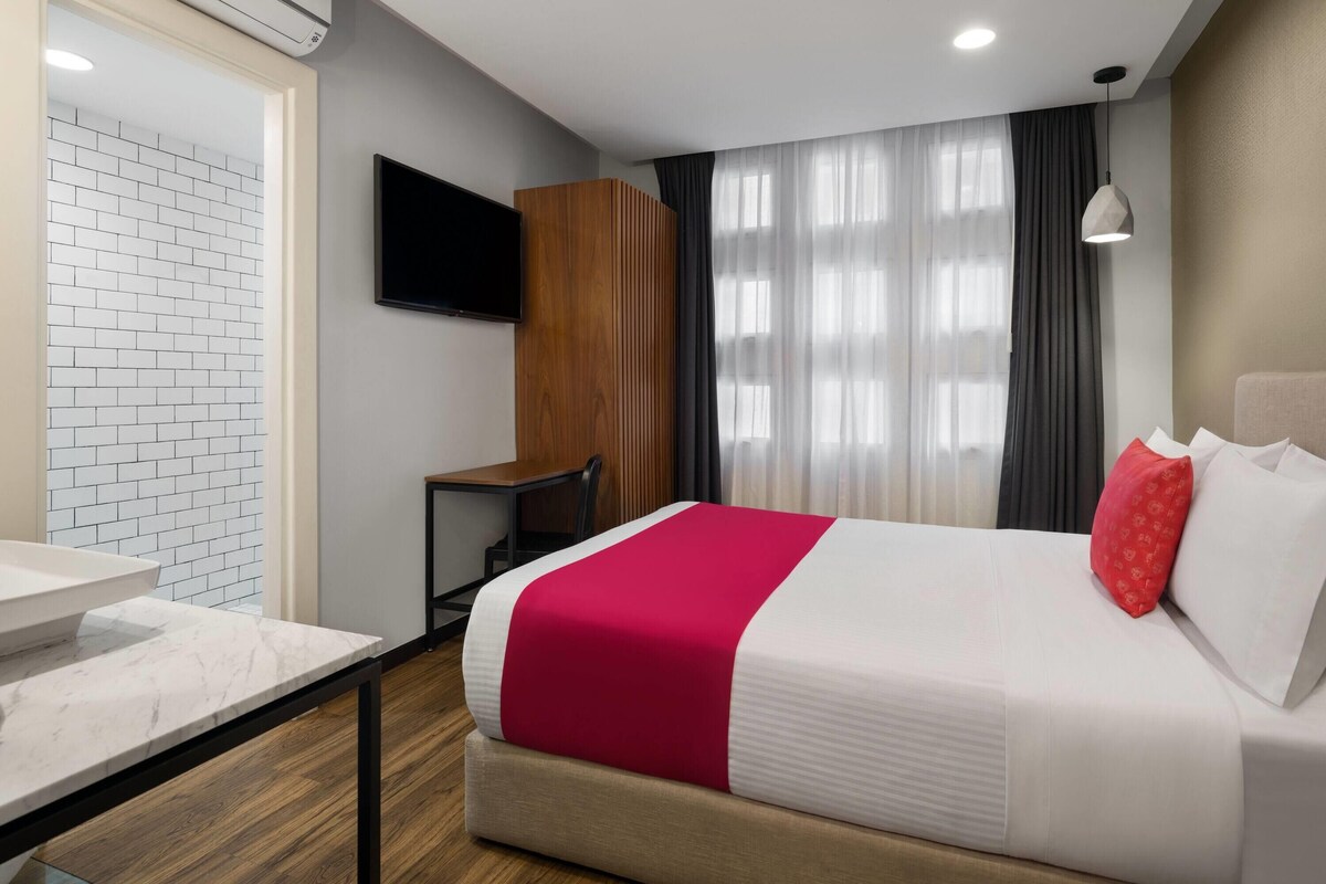 Junior Suite, 1 Queen Bed, Non Smoking | In-room safe, desk, blackout drapes, iron/ironing board (on request)