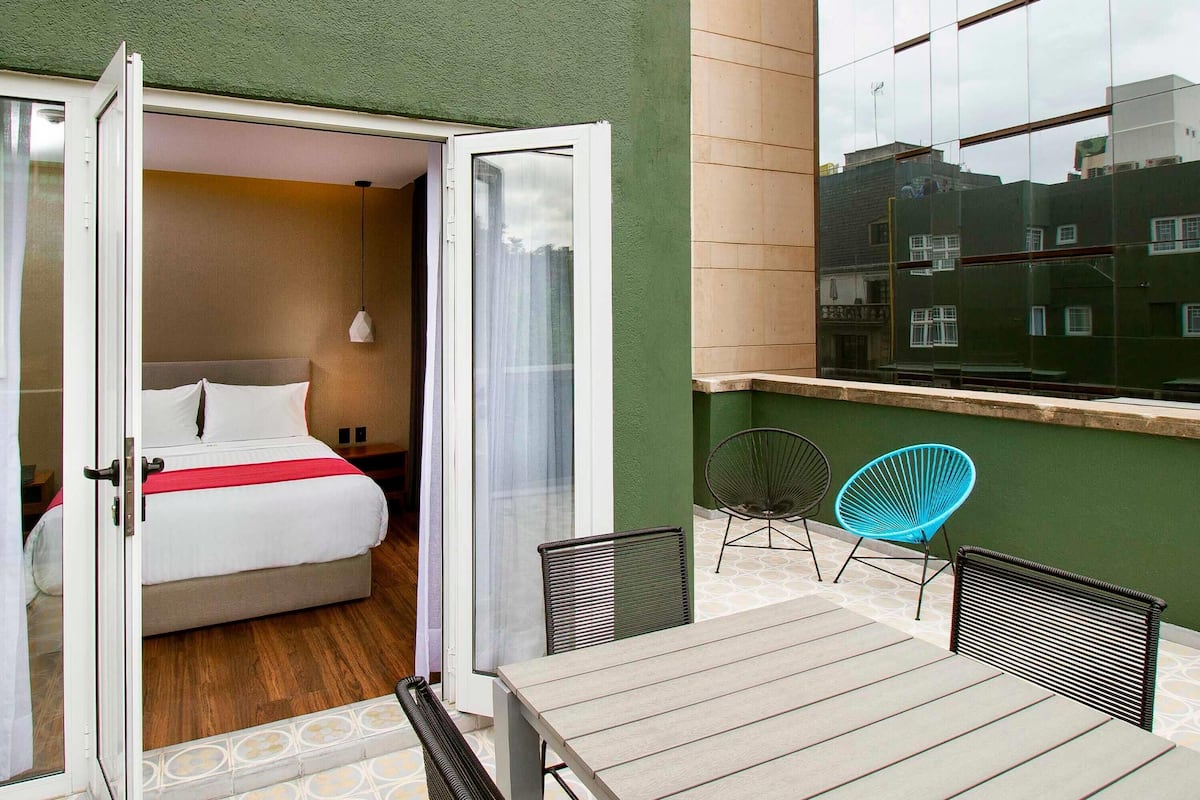 Suite, 1 Queen Bed, Non Smoking, Terrace