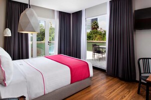 Suite, 1 letto queen, non fumatori, terrazzo | Una cassaforte in camera, una scrivania, tende oscuranti