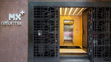 Pintu masuk properti
