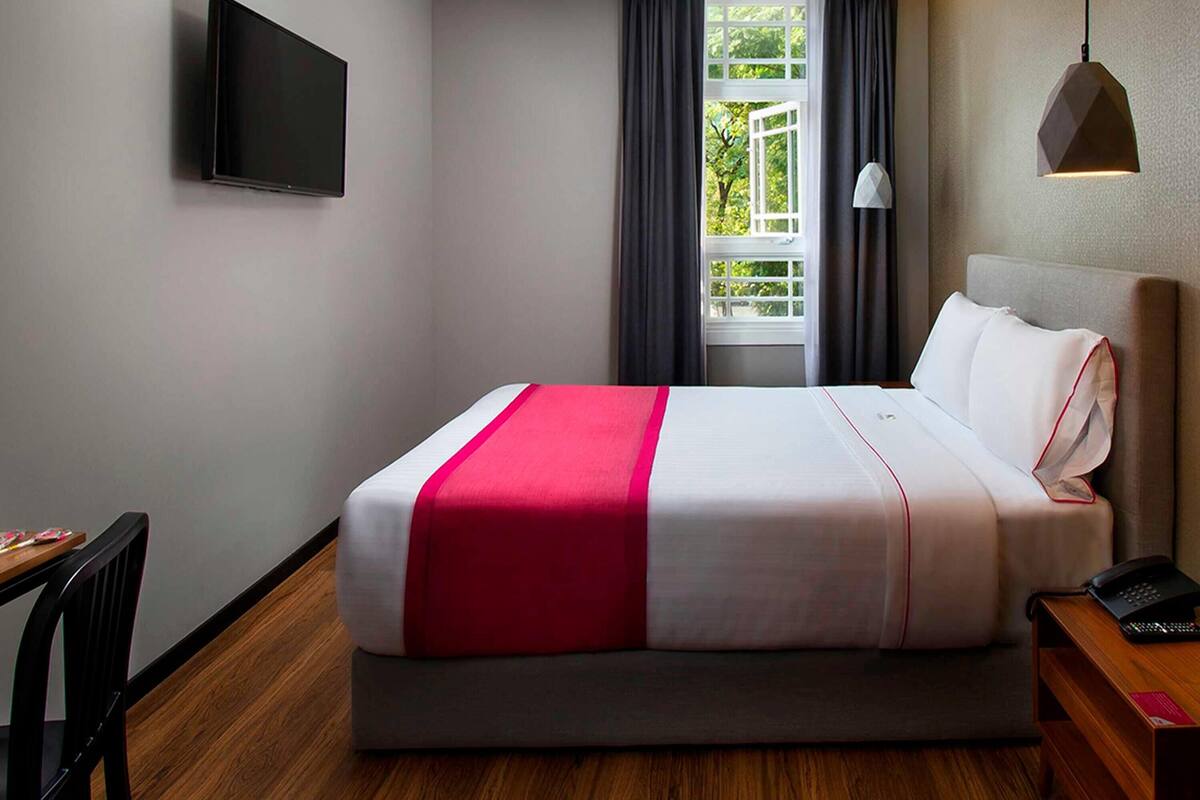 Junior Suite, 1 Queen Bed, Non Smoking | In-room safe, desk, blackout drapes, iron/ironing board (on request)