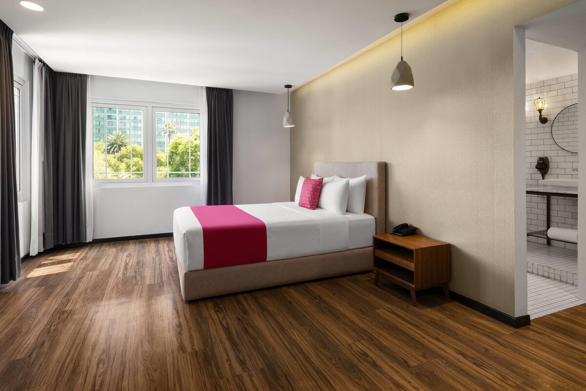 Suite, 1 Queen Bed, Non Smoking | In-room safe, desk, blackout drapes, iron/ironing board (on request)