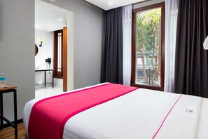 Suite, 1 cama de matrimonio, no fumadores | Caja fuerte, escritorio, cortinas opacas y tabla de planchar con plancha