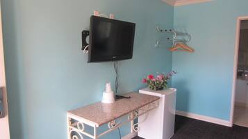 Cortines opaques, wifi gratuïta i roba de llit