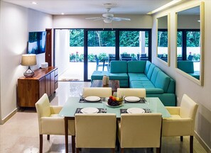 Departamento Grand, 3 habitaciones, en el área del patio | Sala de estar | Televisión de pantalla plana 