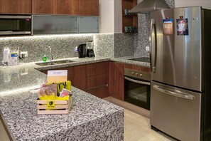 Departamento Grand, 3 habitaciones, en el área del patio | Cocina privada | Refrigerador, microondas, horno y cafetera y tetera 